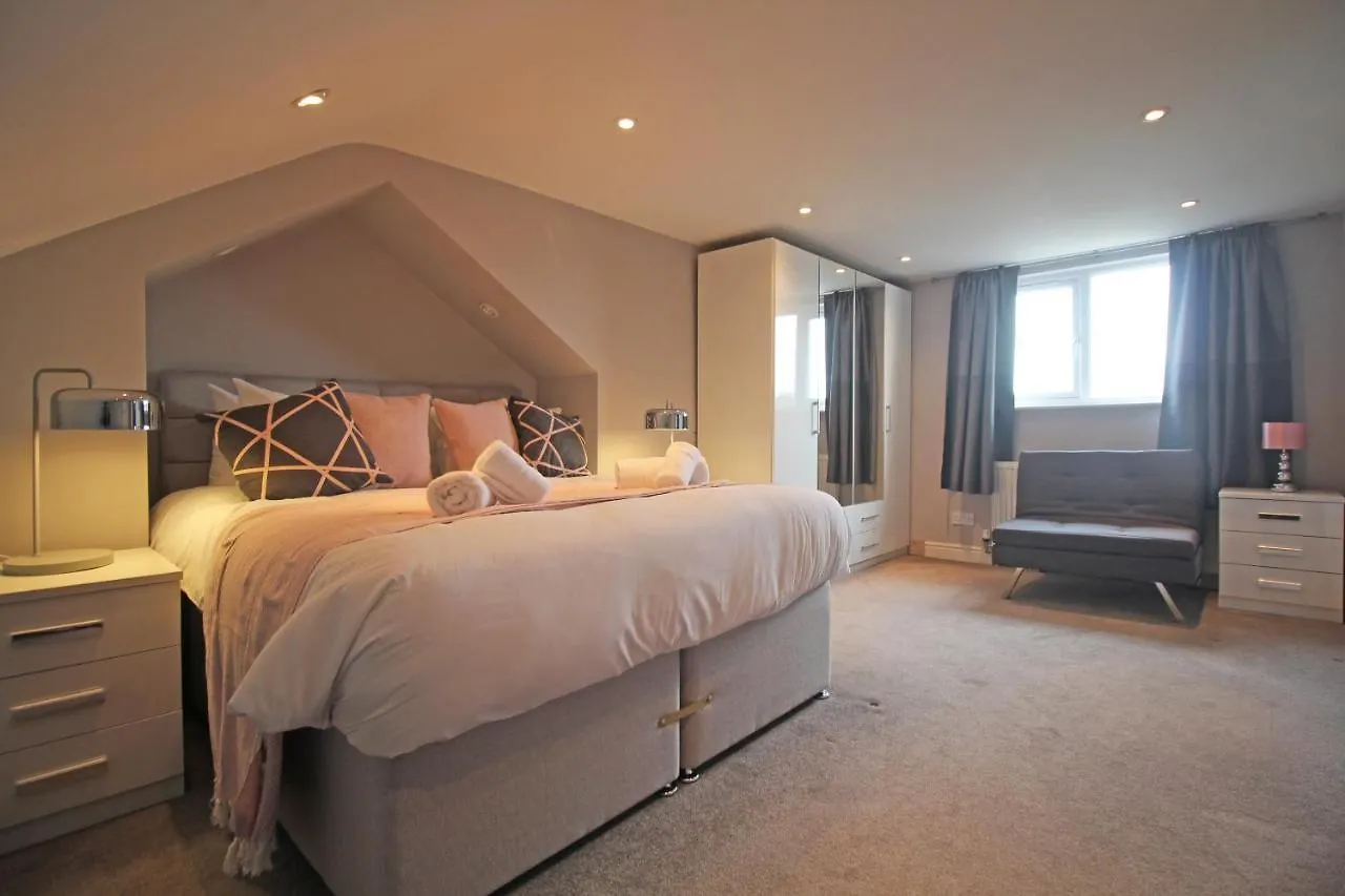 Queens Road - Luxury Spacious Home In Chester Christleton
