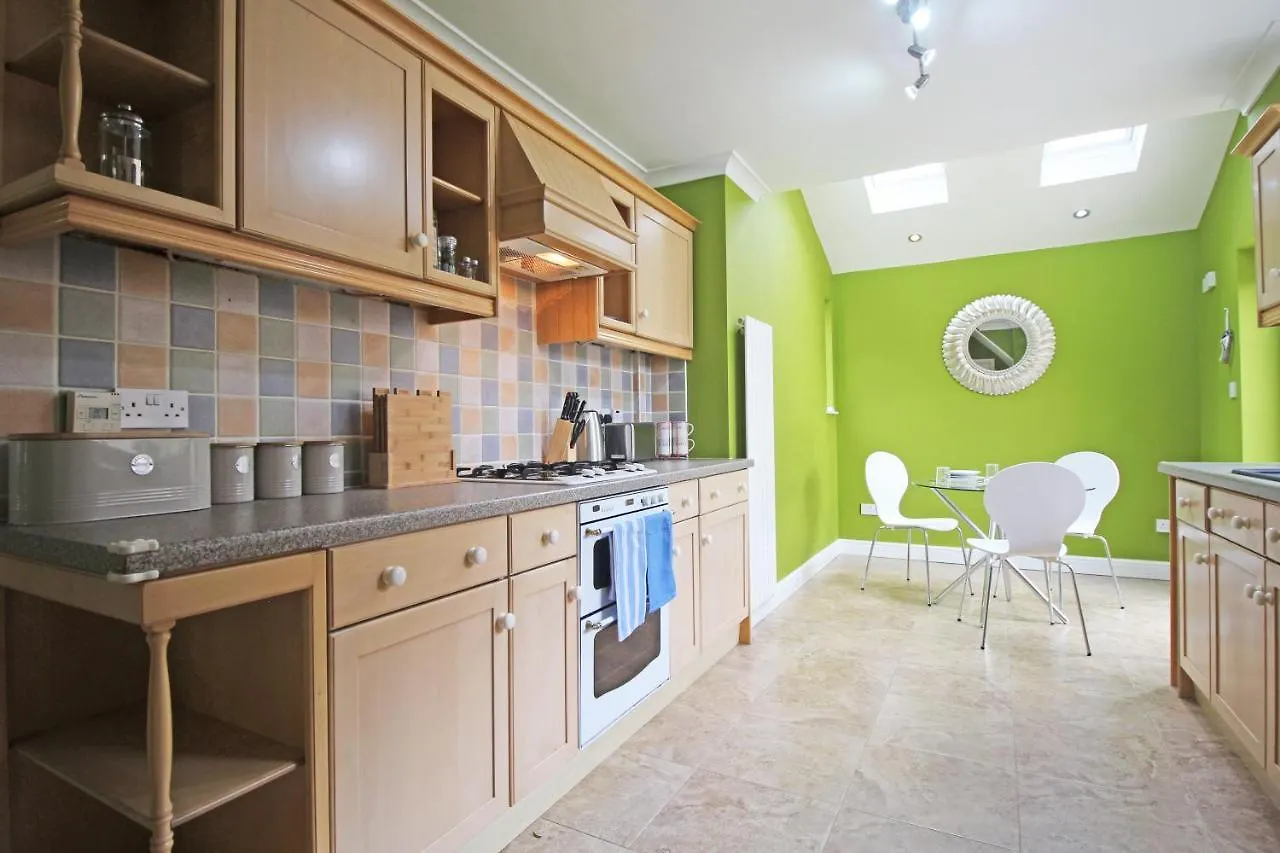 Queens Road - Luxury Spacious Home In Chester Christleton