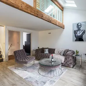  Apartment The Penthouse, Opposite Metrolink, Includes Free Parking